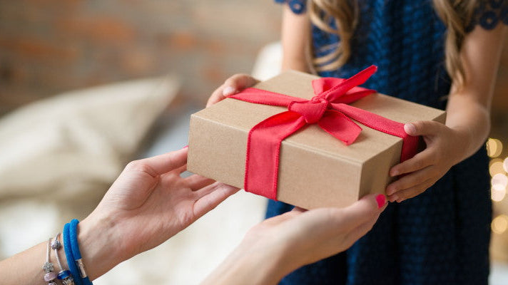 Jeune femme qui offre un cadeau