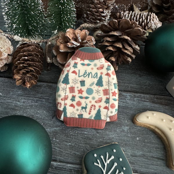 Biscuits personnalisés en forme de pulls moches de Noël avec prénoms, faits main en France. Cadeaux gourmands et festifs.