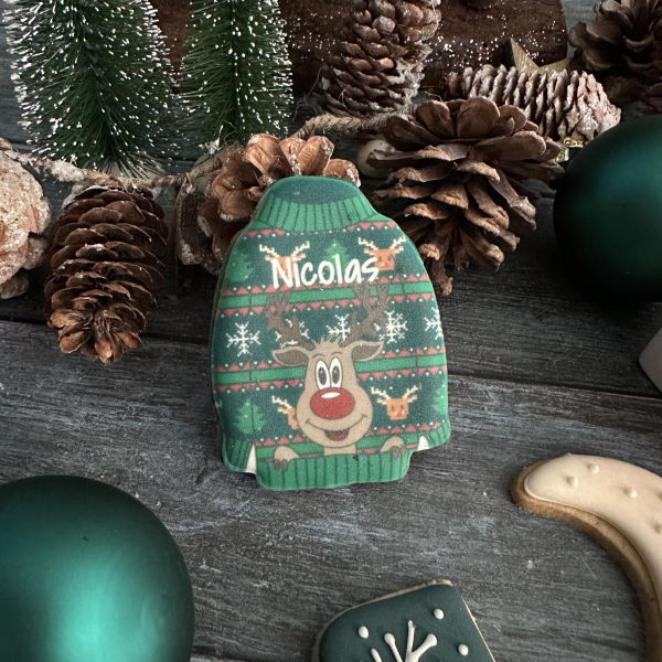 Biscuits personnalisés en forme de pulls moches de Noël avec prénoms, faits main en France. Cadeaux gourmands et festifs.