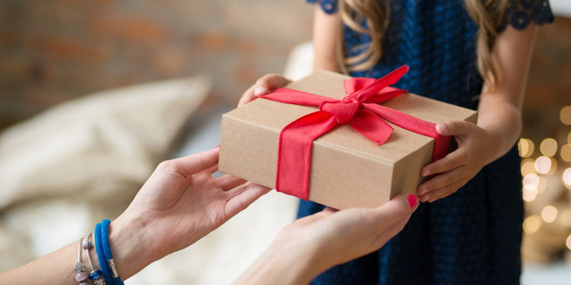 Jeune femme qui offre un cadeau