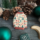 Biscuits personnalisés en forme de pulls moches de Noël avec prénoms, faits main en France. Cadeaux gourmands et festifs.