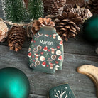 Biscuits personnalisés en forme de pulls moches de Noël avec prénoms, faits main en France. Cadeaux gourmands et festifs.