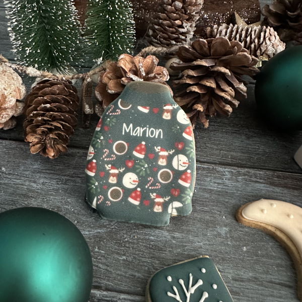 Biscuits personnalisés en forme de pulls moches de Noël avec prénoms, faits main en France. Cadeaux gourmands et festifs.