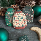 Biscuits personnalisés en forme de pulls moches de Noël avec prénoms, faits main en France. Cadeaux gourmands et festifs.