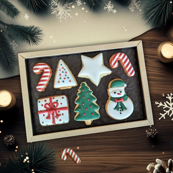 Coffret de biscuits artisanaux de Noël personnalisable 'Red & Green', aux couleurs traditionnelles de Noël, décorés à la main avec des motifs festifs comme des bonhommes de neige, sapins et cannes de bonbon, fabriqués par Les Aventuriers du Biscuit