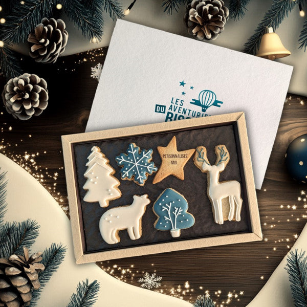 Boîte de biscuits artisanaux de Noël personnalisables 'Northern Light' aux motifs givrés et hivernaux, réalisés à la main, présentés dans un coffret élégant avec des décorations en glaçage blanc et doré