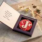 Carte gourmande personnalisée avec biscuit monogramme et initiale décorée