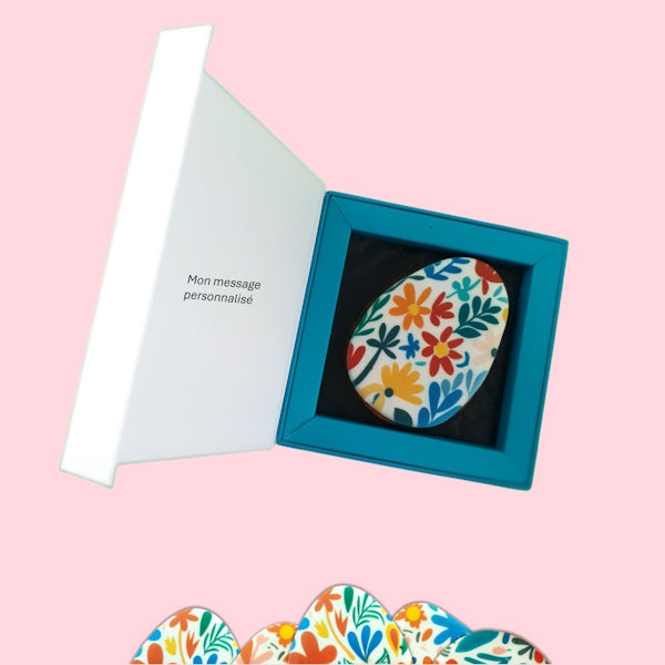 Biscuit Œuf de Pâques personnalisé en chocolat, décoré à la main, présenté dans un coffret aimanté