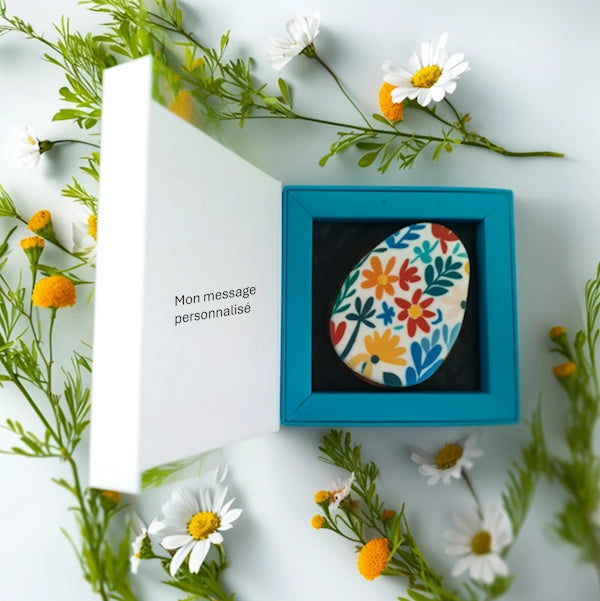 Biscuit Œuf de Pâques personnalisé en chocolat, décoré à la main, présenté dans un coffret aimanté