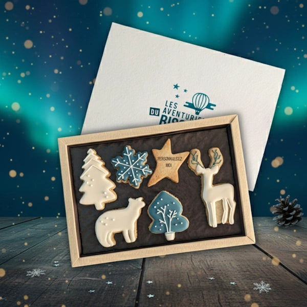 Boîte de biscuits artisanaux de Noël personnalisables 'Northern Light' aux motifs givrés et hivernaux, réalisés à la main, présentés dans un coffret élégant avec des décorations en glaçage blanc et doré