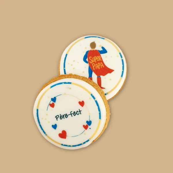 Biscuit Super Papa avec cape rouge et message "Père-fect" – coffret fête des pères Les Aventuriers du Biscuit