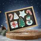 Coffret de biscuits artisanaux de Noël personnalisable 'Red & Green', aux couleurs traditionnelles de Noël, décorés à la main avec des motifs festifs comme des bonhommes de neige, sapins et cannes de bonbon, fabriqués par Les Aventuriers du Biscuit