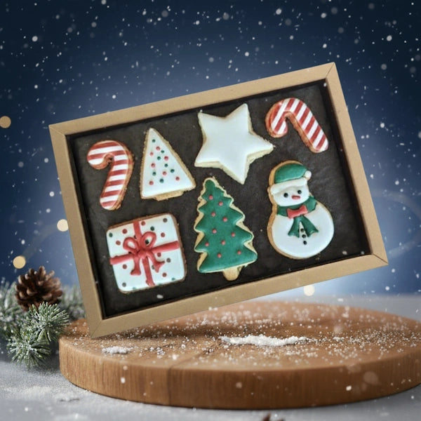 Coffret de biscuits artisanaux de Noël personnalisable 'Red & Green', aux couleurs traditionnelles de Noël, décorés à la main avec des motifs festifs comme des bonhommes de neige, sapins et cannes de bonbon, fabriqués par Les Aventuriers du Biscuit